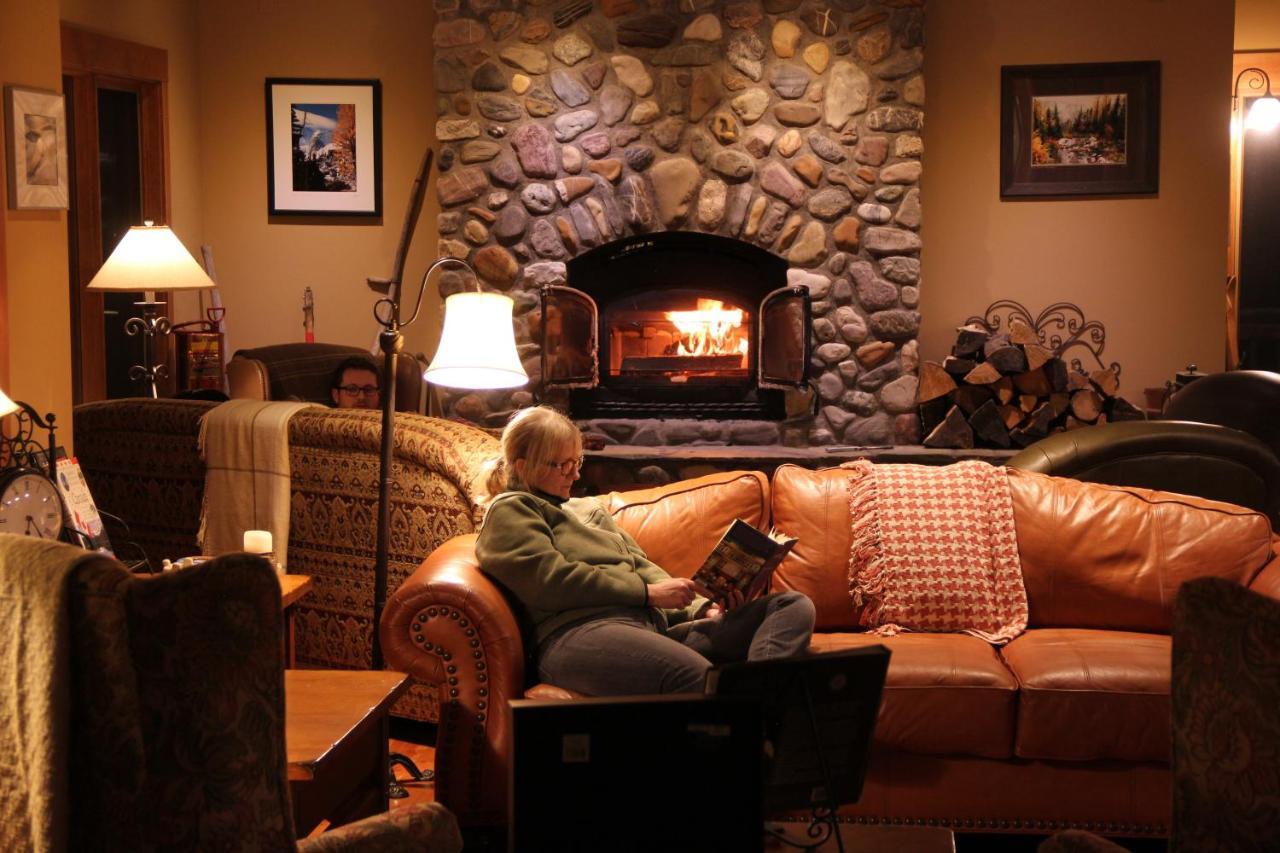 Vagabond Lodge At Kicking Horse 골든 외부 사진