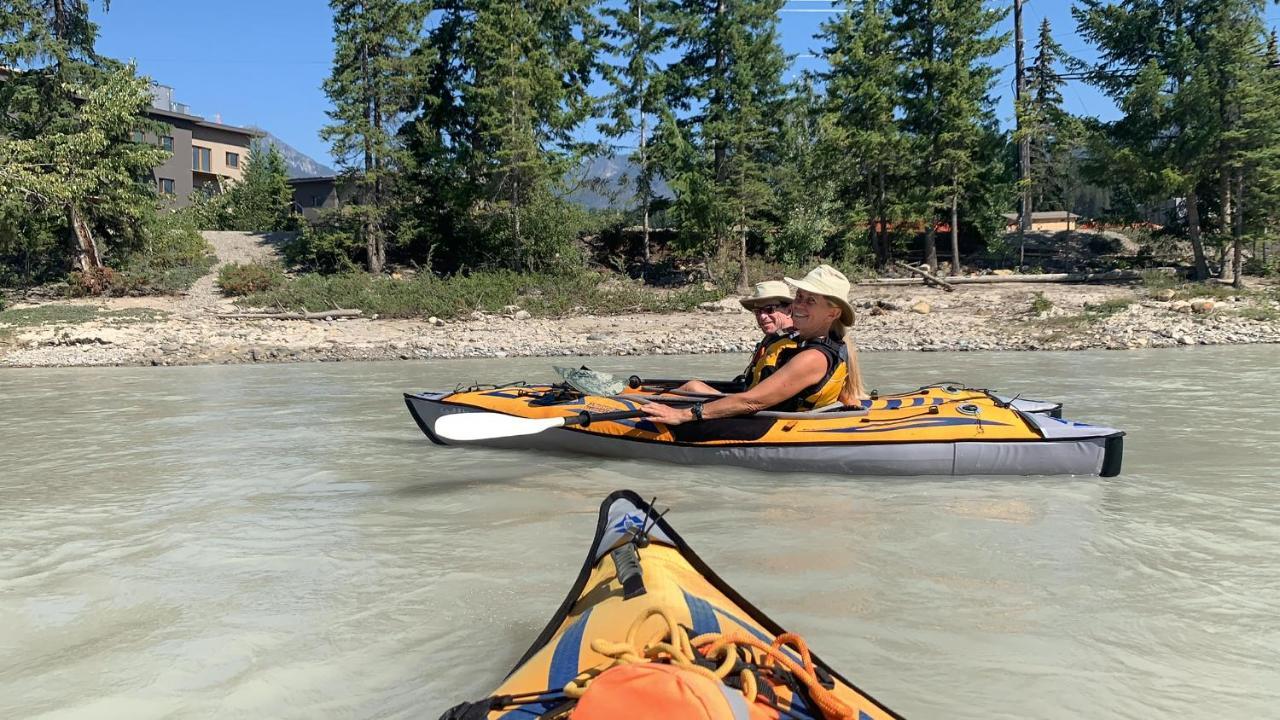 Vagabond Lodge At Kicking Horse 골든 외부 사진