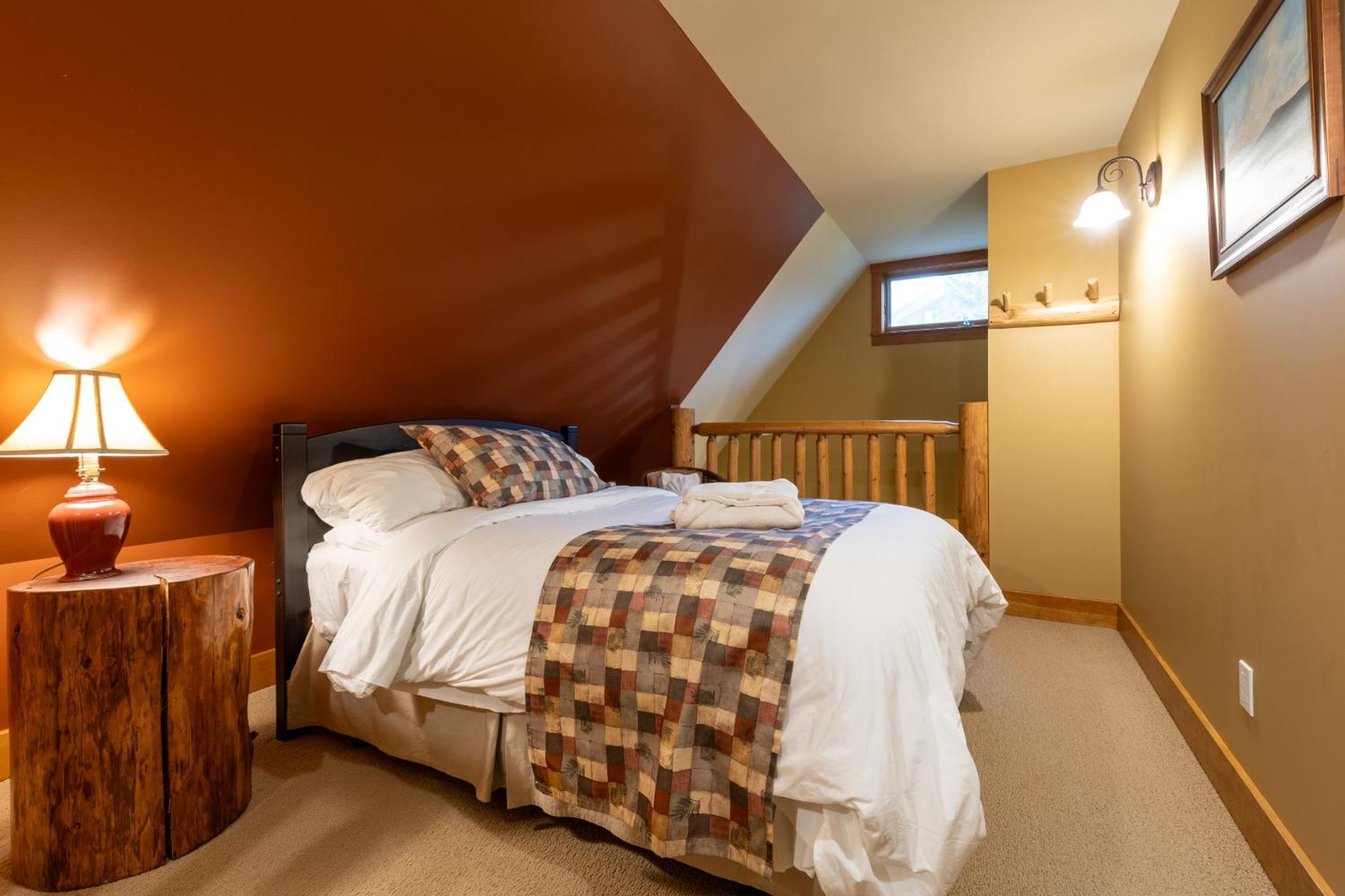 Vagabond Lodge At Kicking Horse 골든 외부 사진