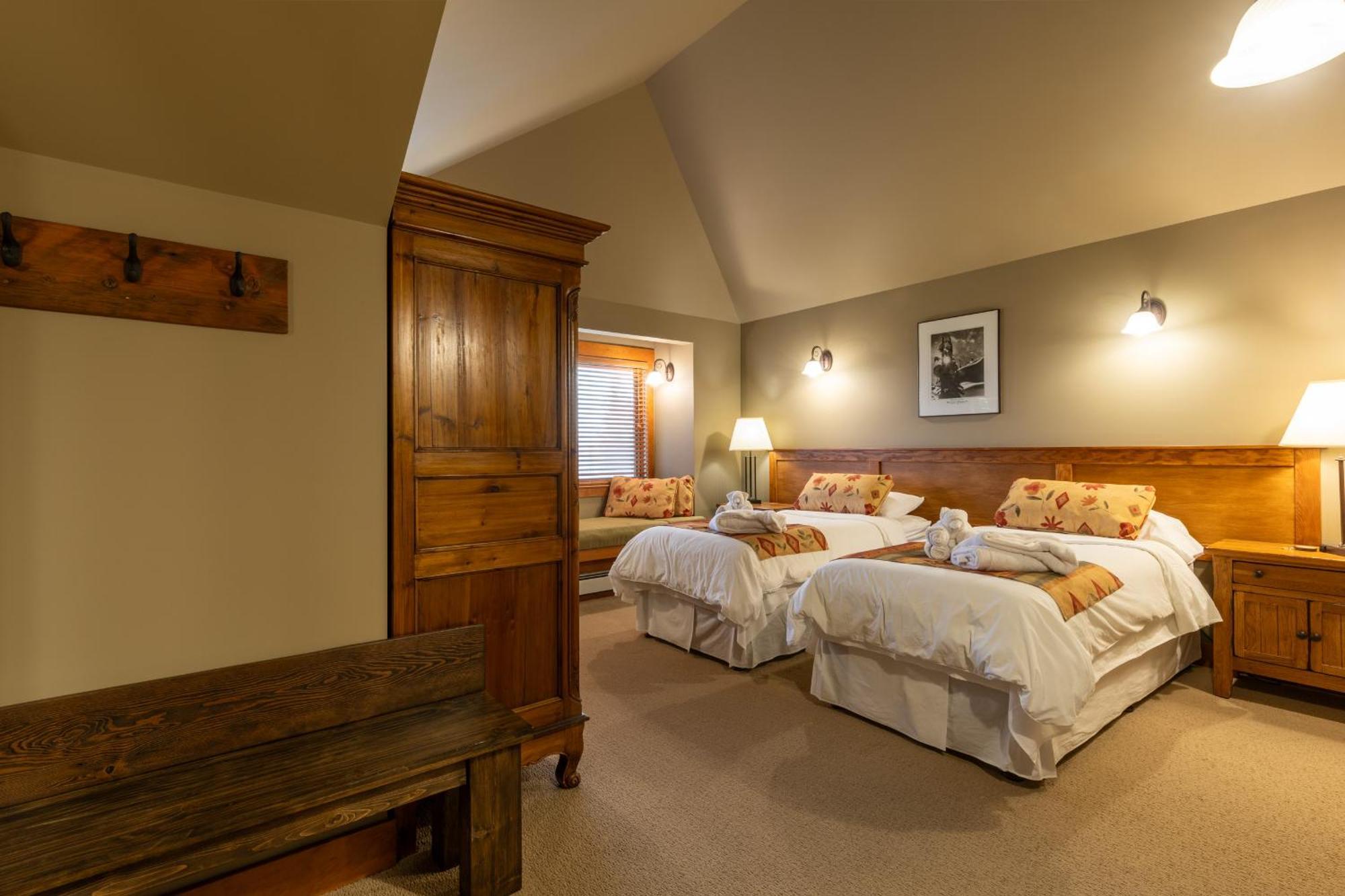 Vagabond Lodge At Kicking Horse 골든 외부 사진