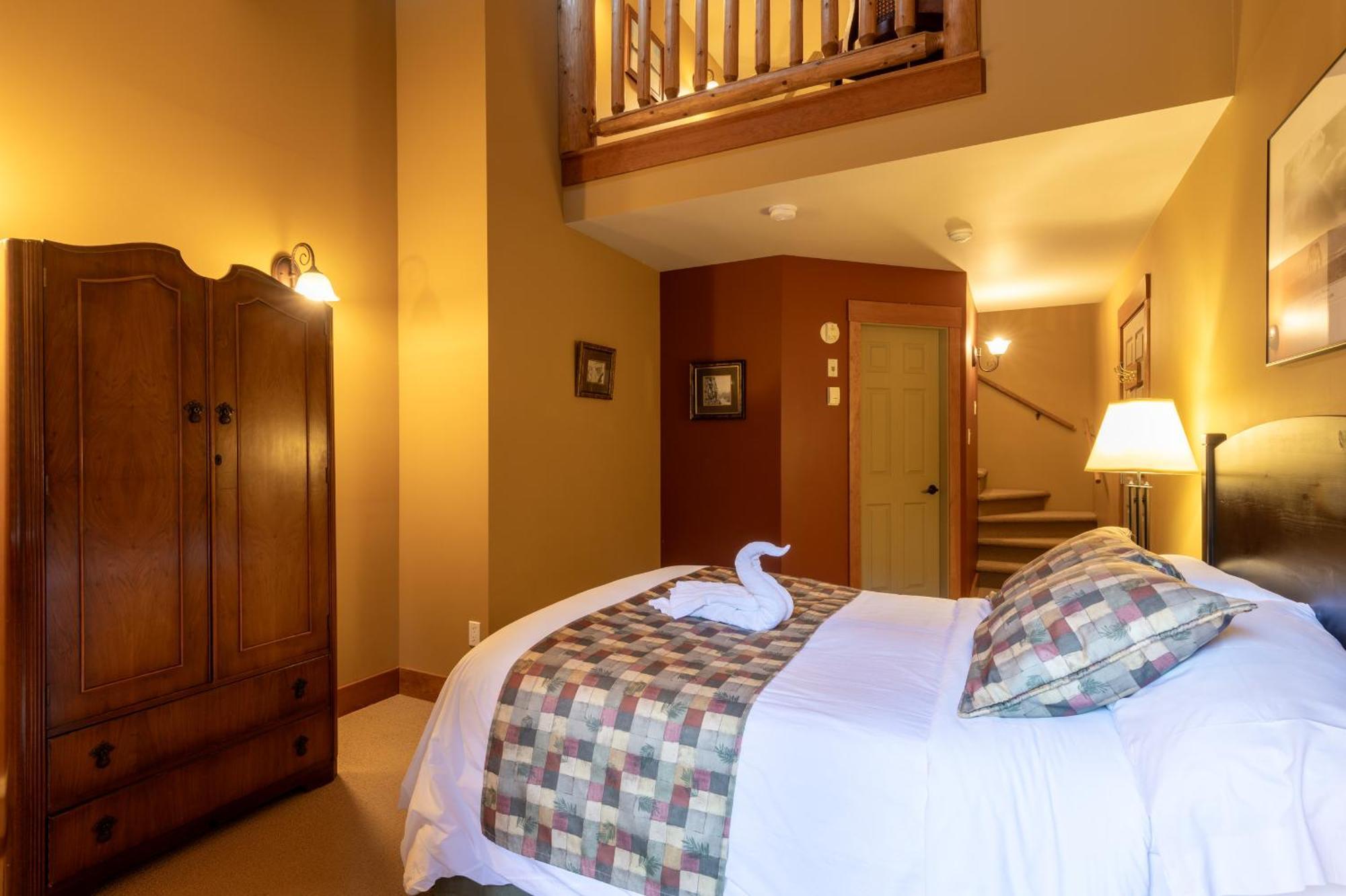 Vagabond Lodge At Kicking Horse 골든 외부 사진