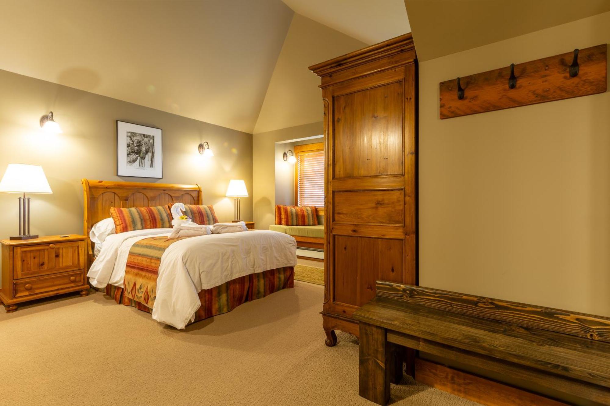 Vagabond Lodge At Kicking Horse 골든 외부 사진