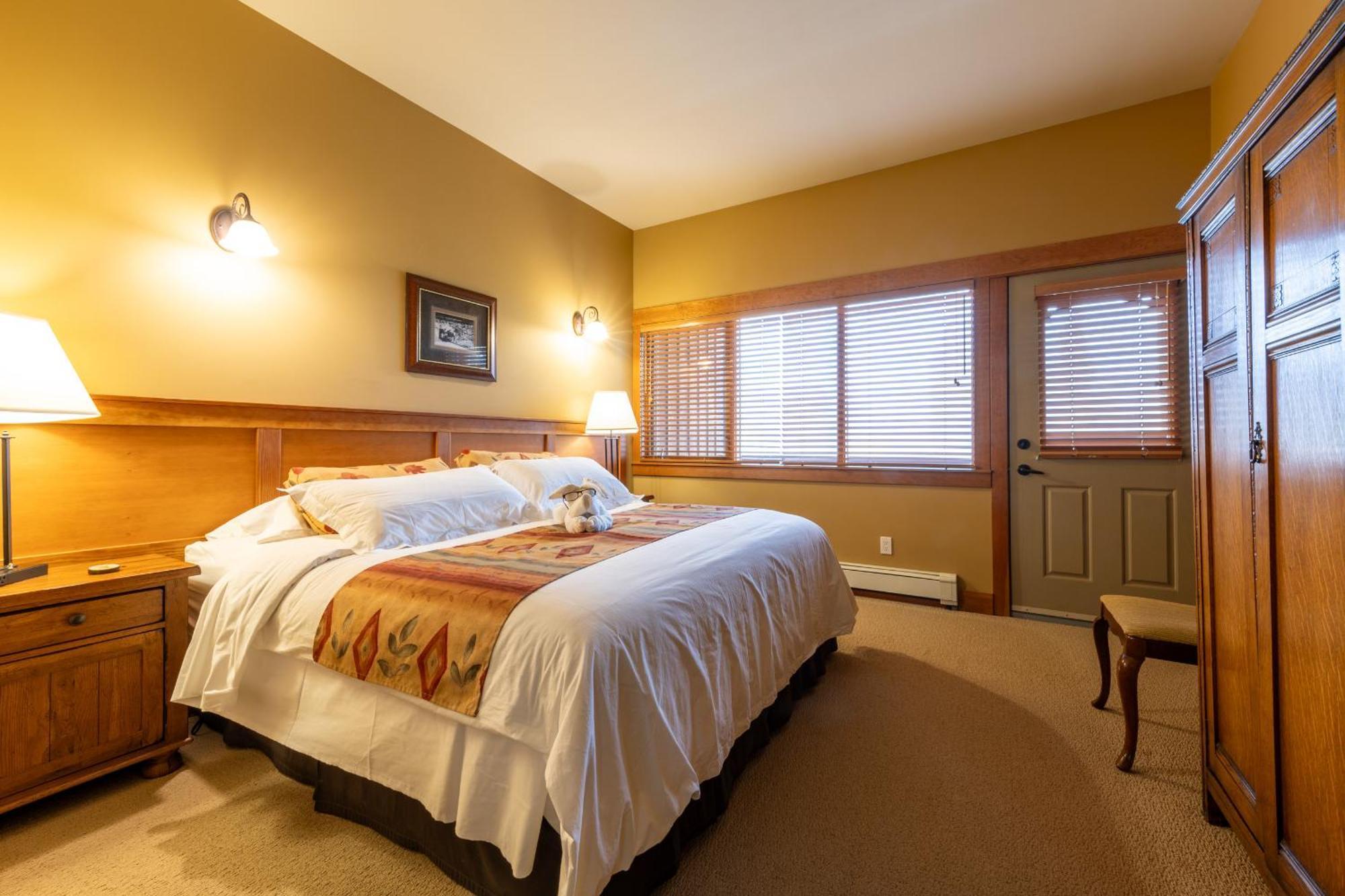 Vagabond Lodge At Kicking Horse 골든 외부 사진