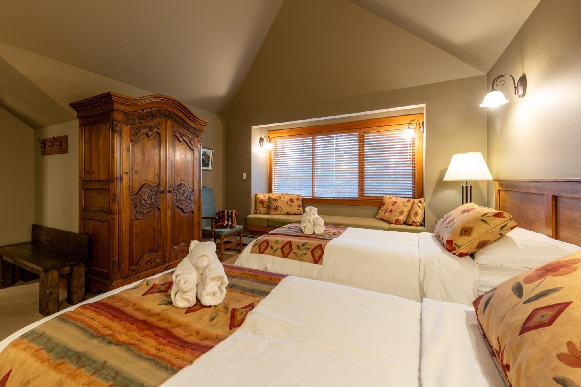 Vagabond Lodge At Kicking Horse 골든 외부 사진