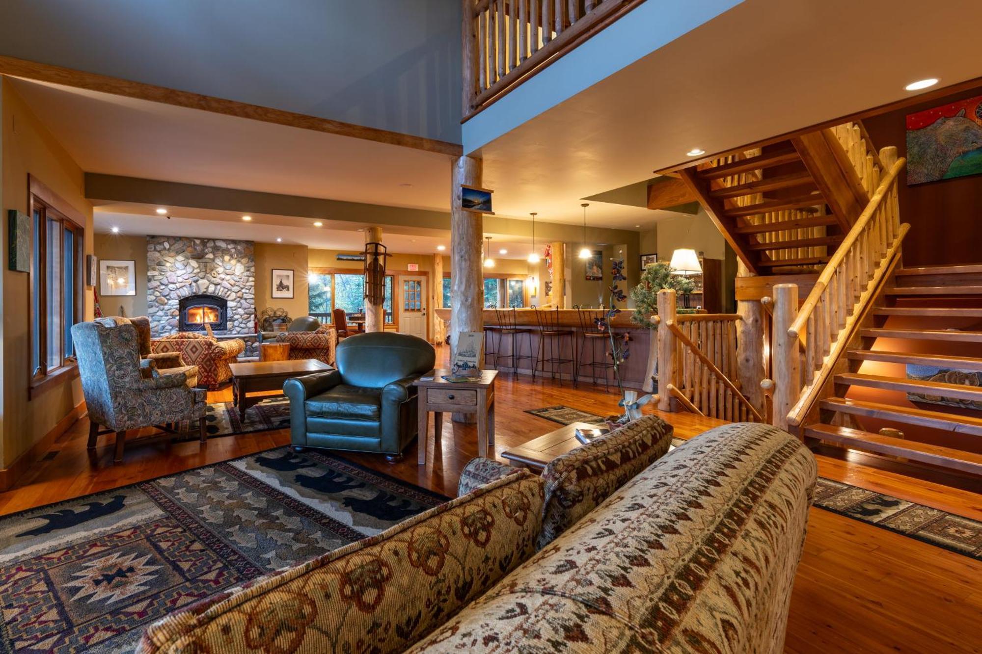 Vagabond Lodge At Kicking Horse 골든 외부 사진