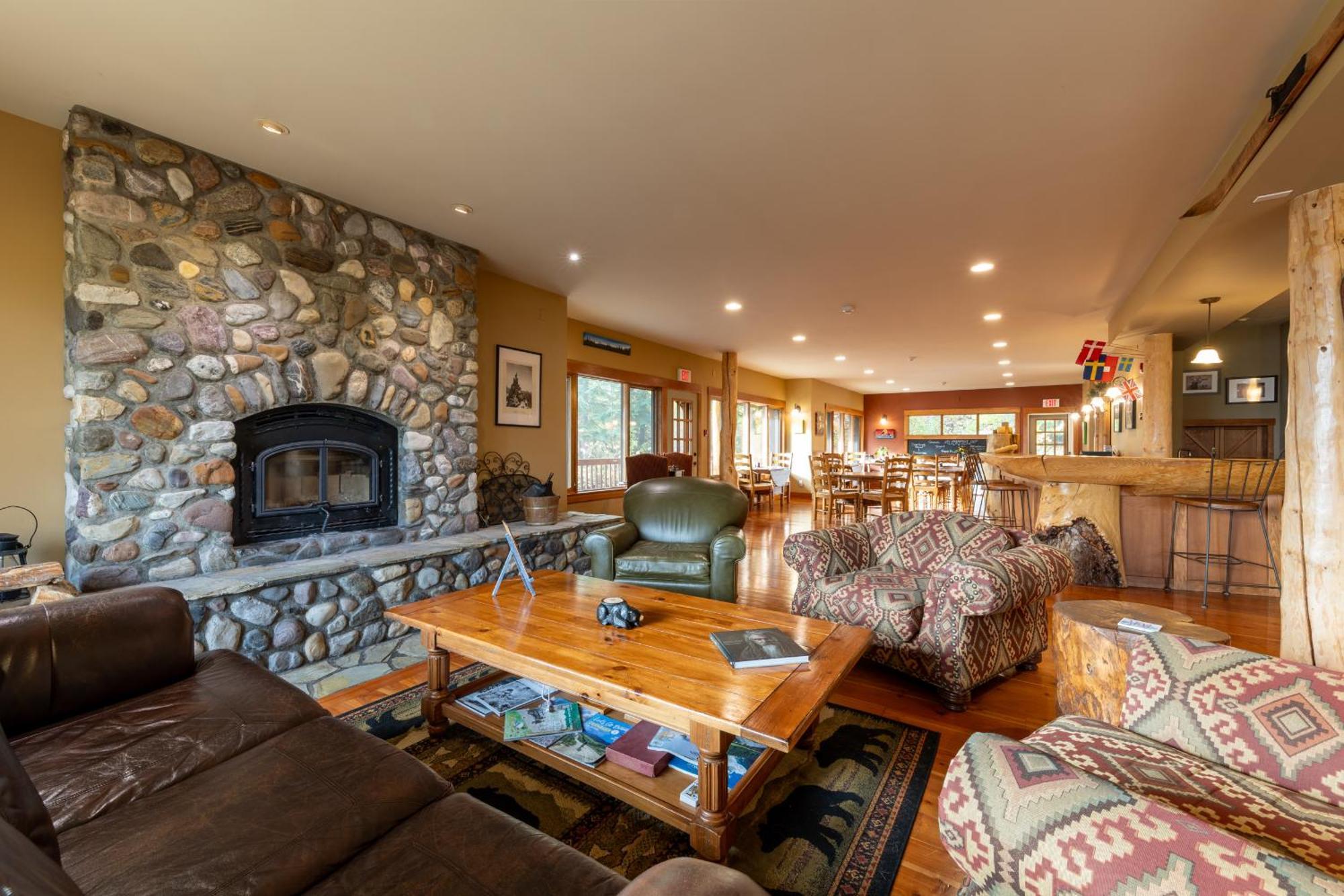 Vagabond Lodge At Kicking Horse 골든 외부 사진