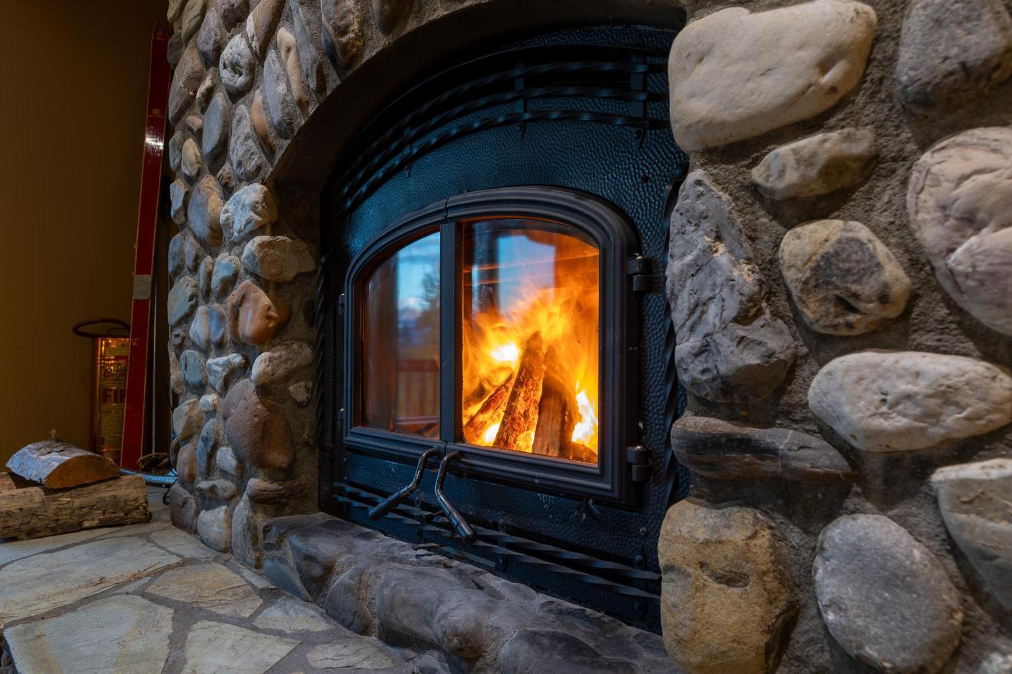 Vagabond Lodge At Kicking Horse 골든 외부 사진