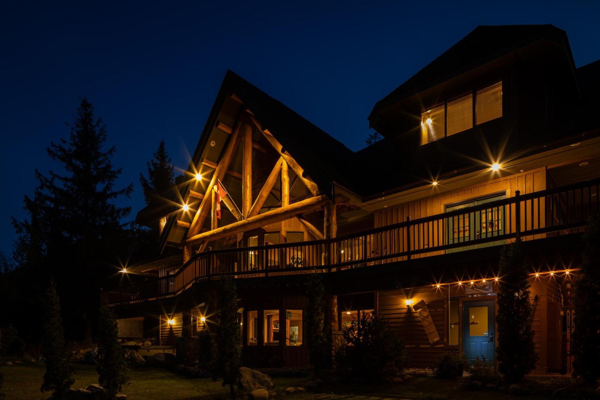 Vagabond Lodge At Kicking Horse 골든 외부 사진