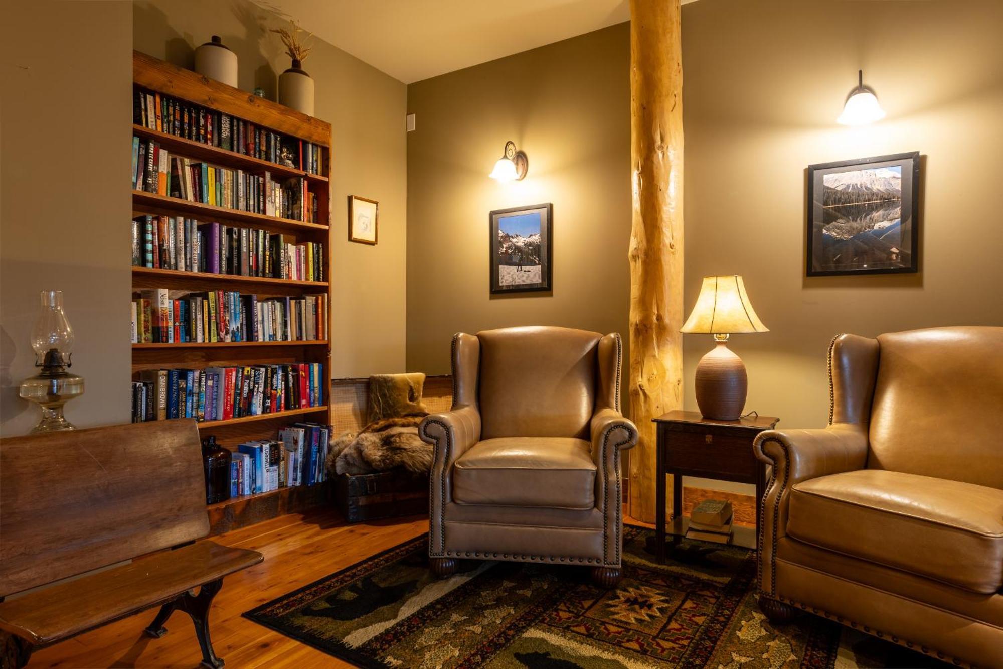 Vagabond Lodge At Kicking Horse 골든 외부 사진