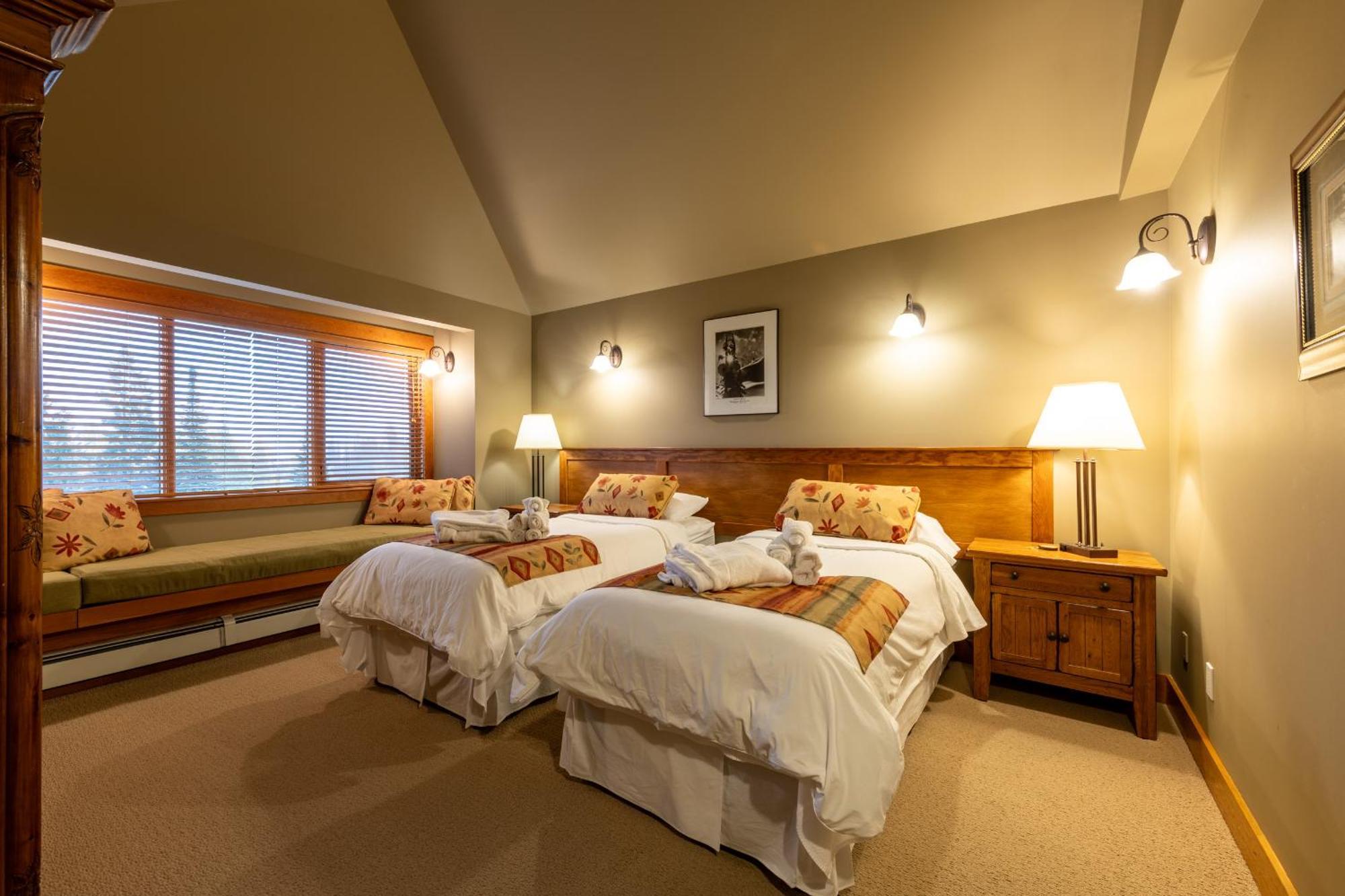 Vagabond Lodge At Kicking Horse 골든 외부 사진