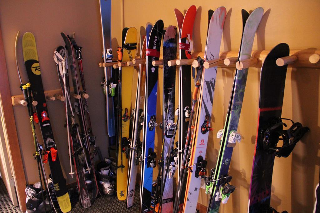 Vagabond Lodge At Kicking Horse 골든 외부 사진