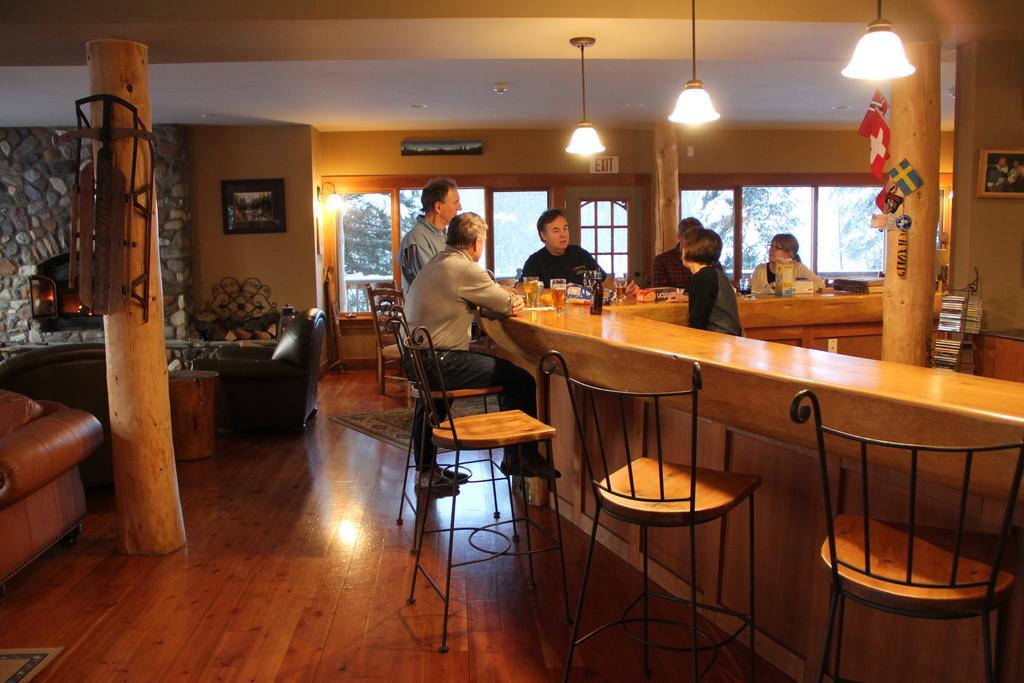 Vagabond Lodge At Kicking Horse 골든 외부 사진