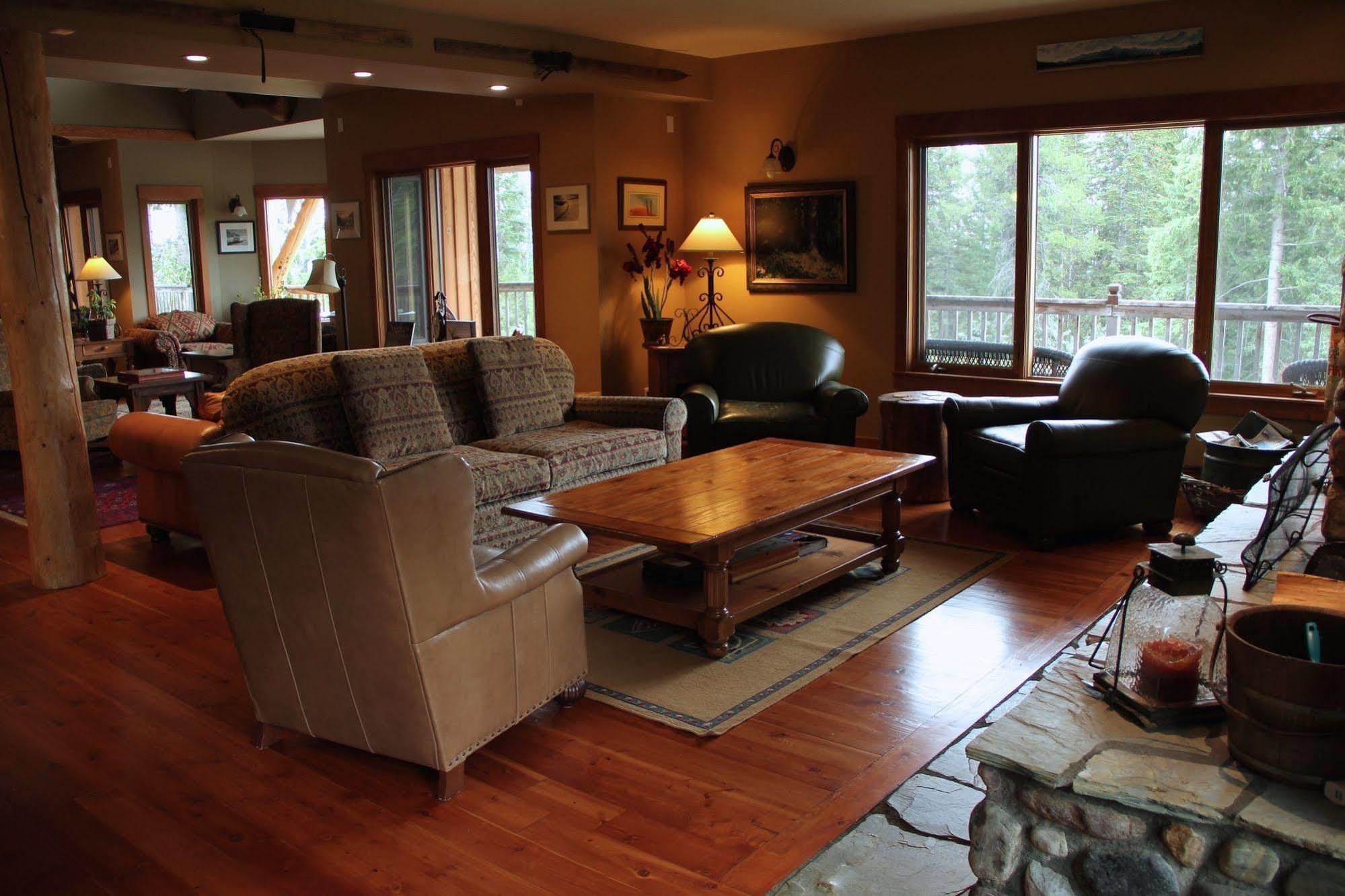 Vagabond Lodge At Kicking Horse 골든 외부 사진