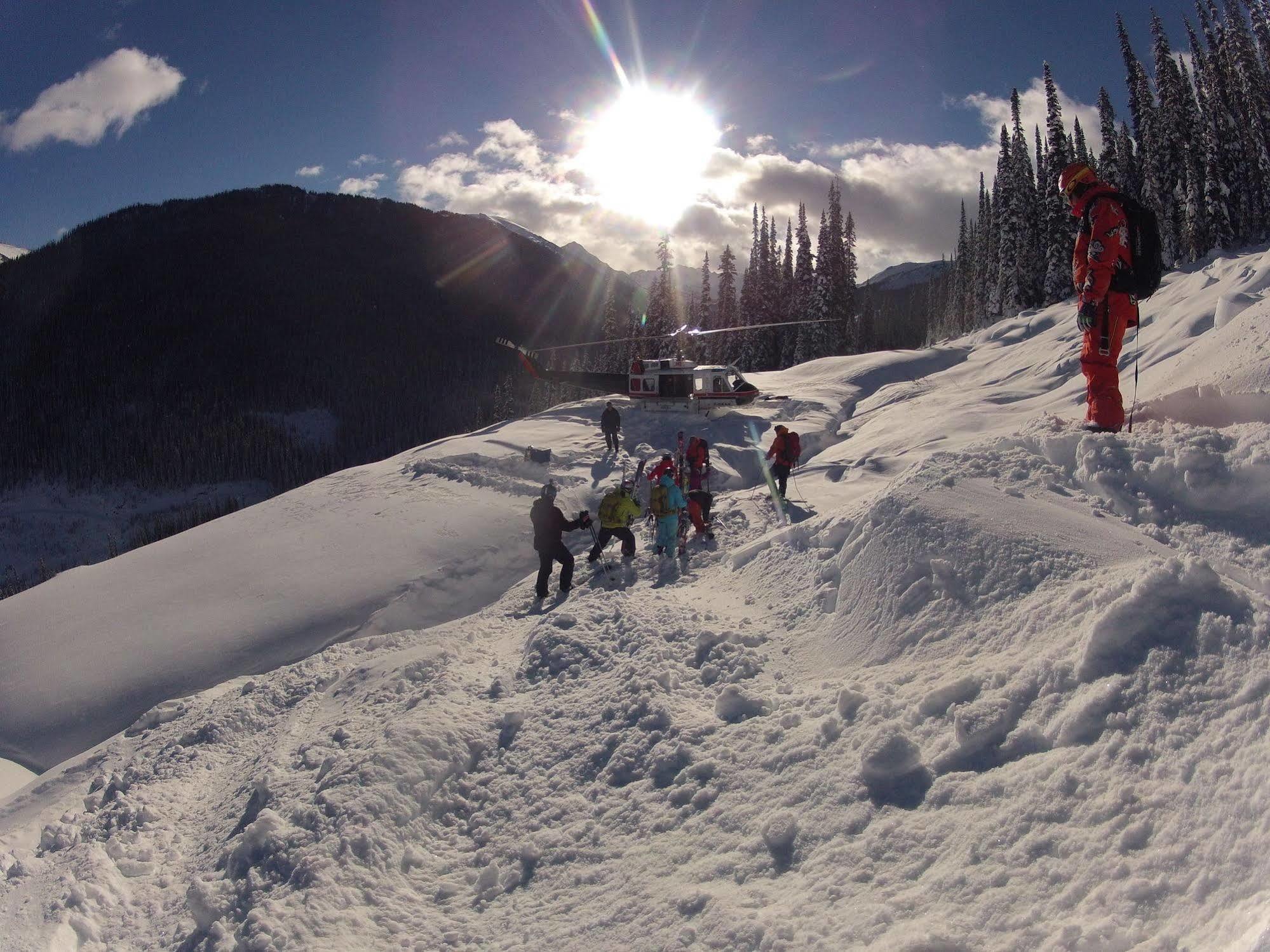 Vagabond Lodge At Kicking Horse 골든 외부 사진