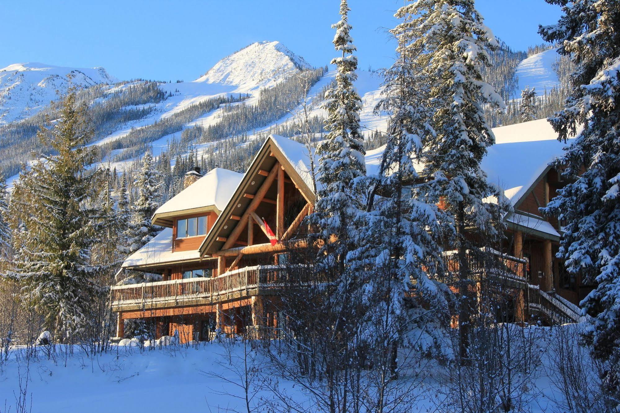 Vagabond Lodge At Kicking Horse 골든 외부 사진