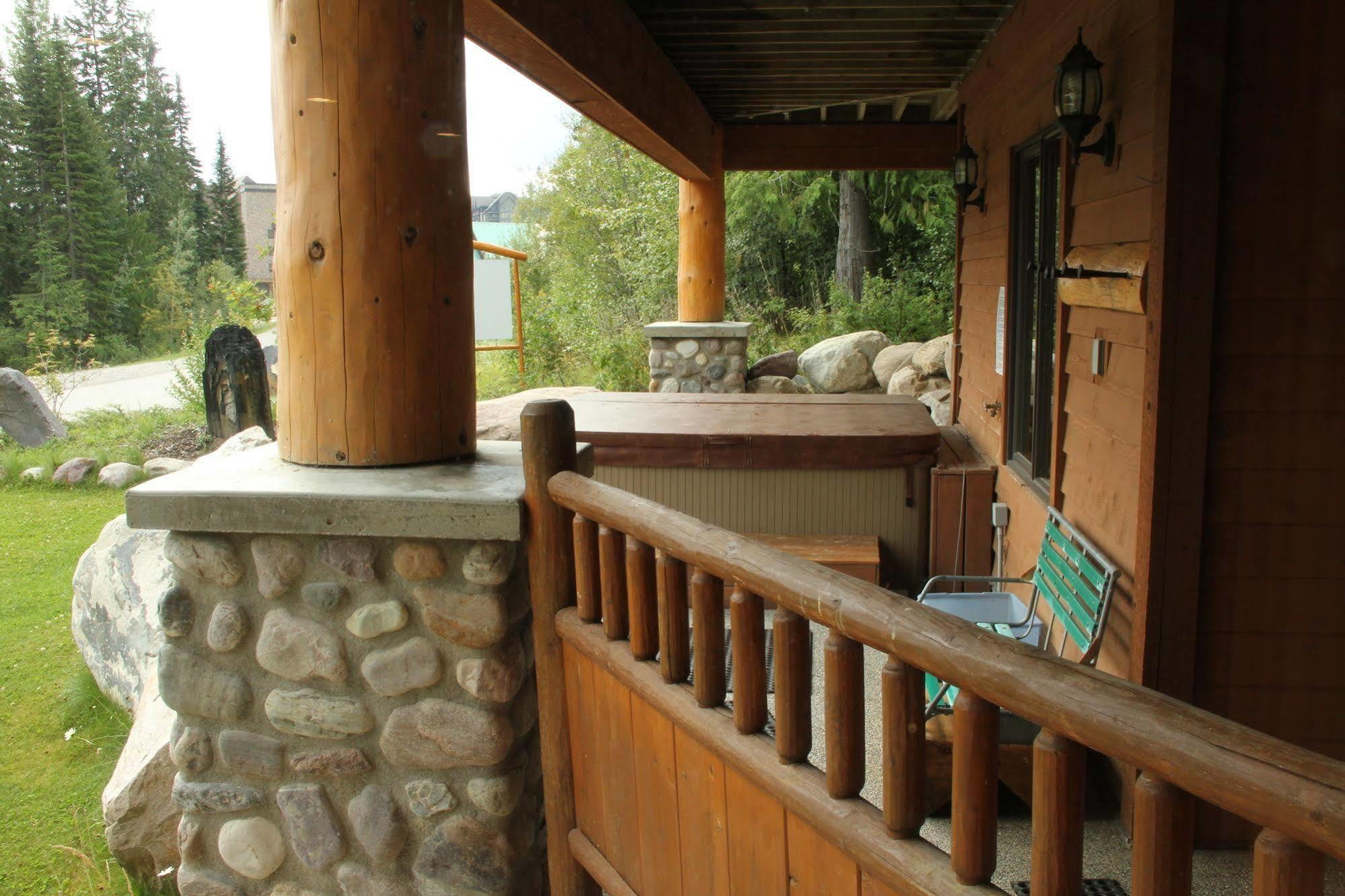Vagabond Lodge At Kicking Horse 골든 외부 사진