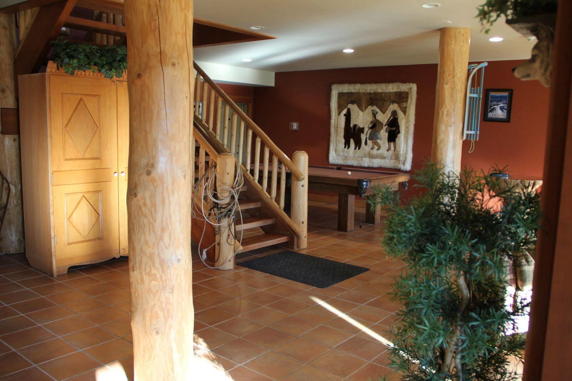 Vagabond Lodge At Kicking Horse 골든 외부 사진
