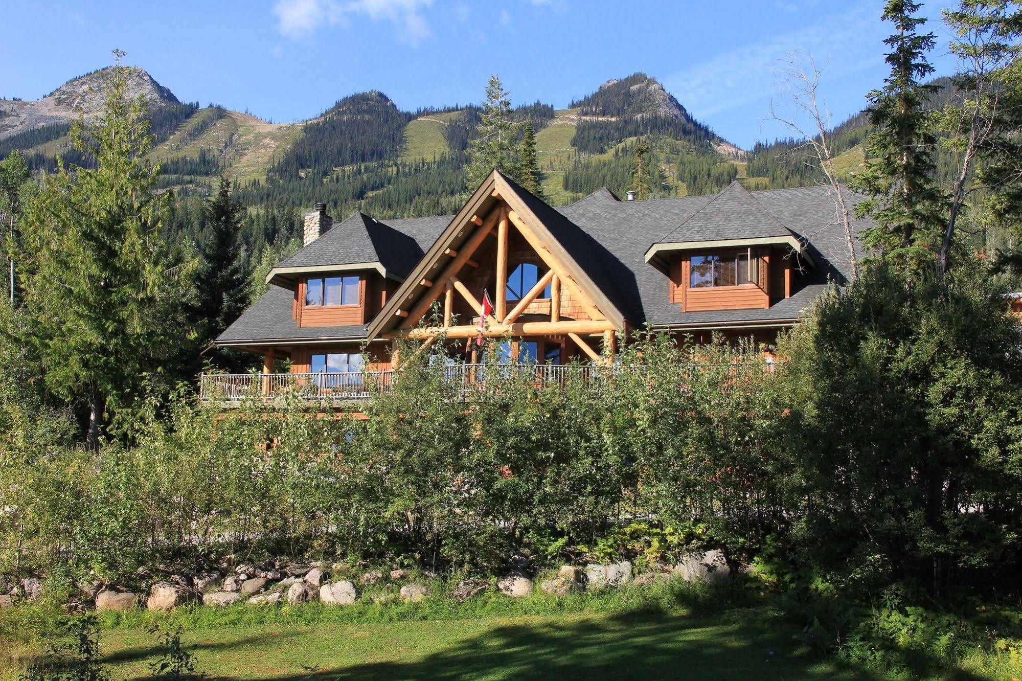 Vagabond Lodge At Kicking Horse 골든 외부 사진